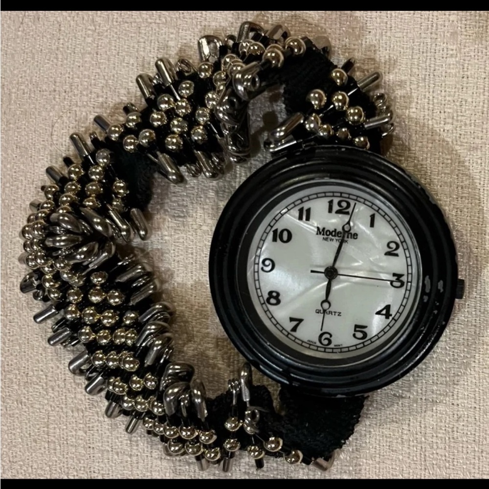 Moderne black and silver watch bracelet.